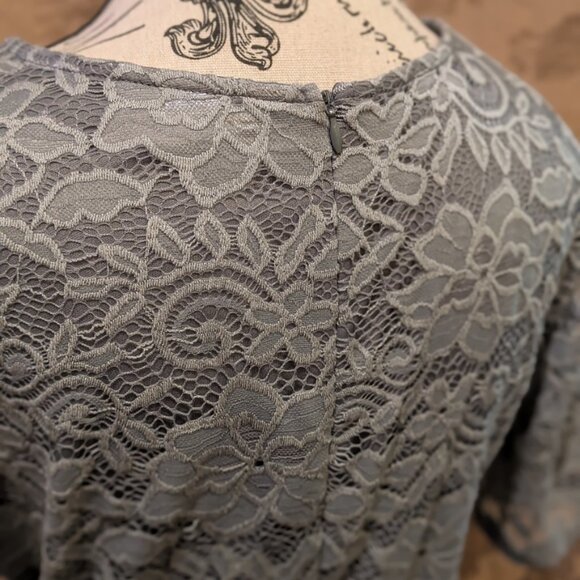 Zapaka Short Sleeve Gray Floral Lace Dress, Size 2XL, Excellent Used Condition! - Picture 4 of 7